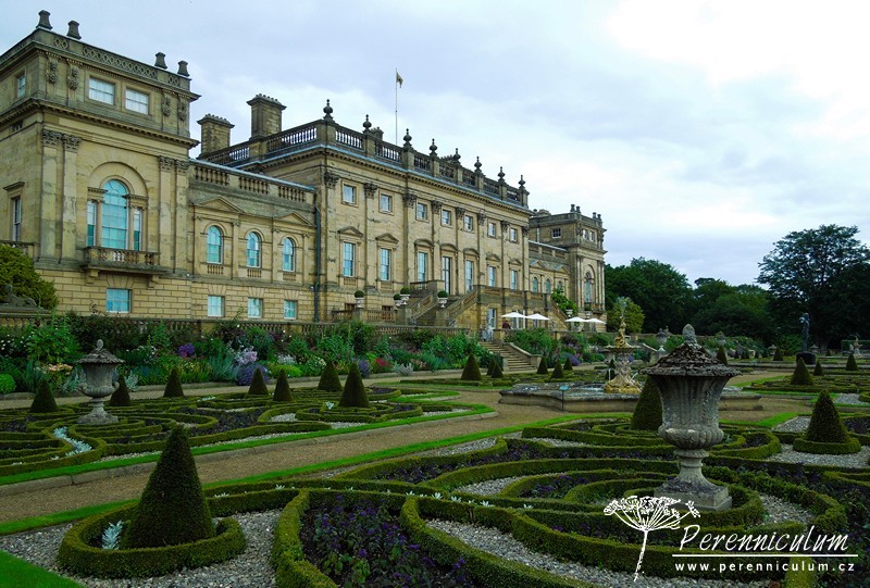 Brownovský krajinářský park s řadou trvalkových překvapení 7 Pohled na Harewood House a viktoriánskou, formální zahradu nazvanou Italian Terrace.