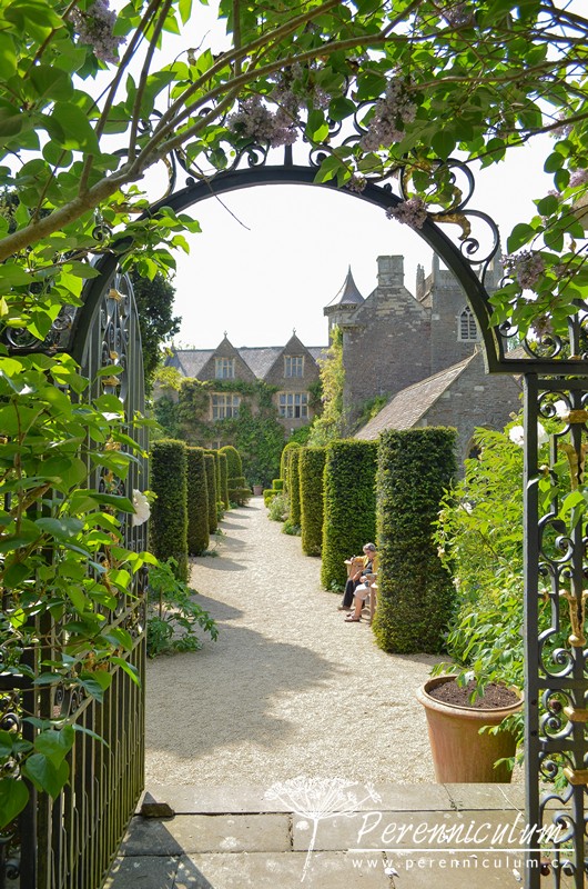 Zahrada v harmonii s okolní krajinou 18 Pohled od vstupu do ovocného sadu s loukou zpět k domu.