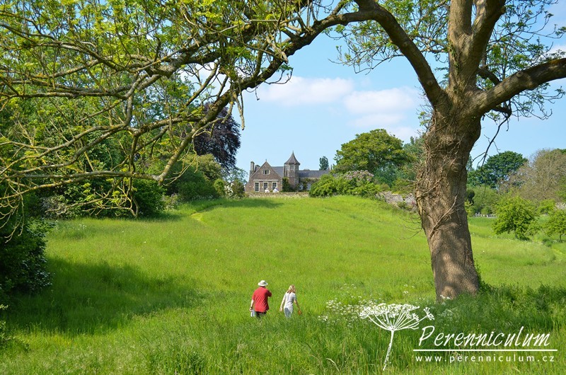 Zahrada v harmonii s okolní krajinou 12 Pohled z květnaté louky zpět k domu se zahradou.