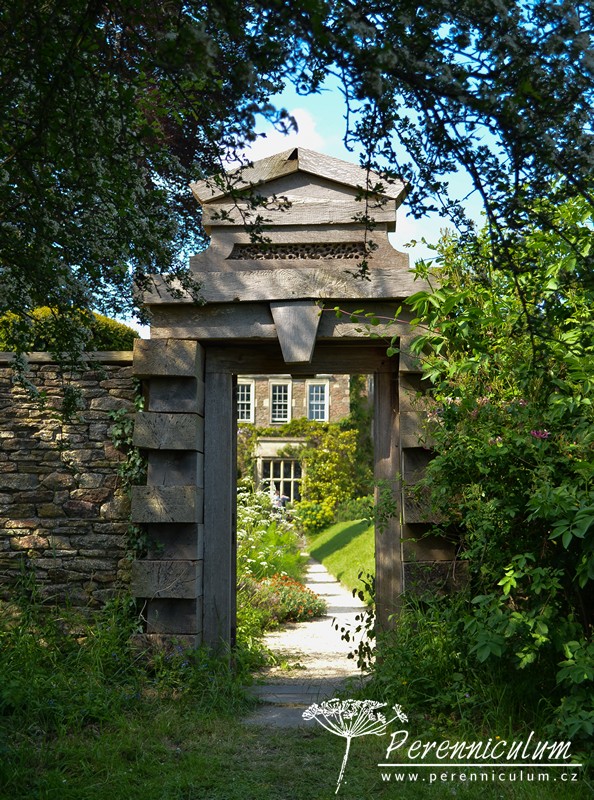 Zahrada v harmonii s okolní krajinou 7 Vstupní portál do zahrady je celý ze dřeva.