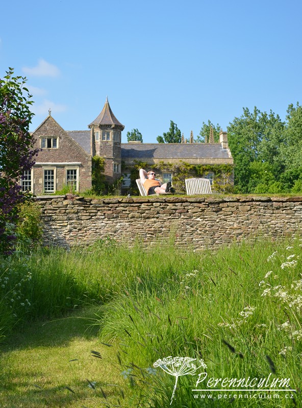 Zahrada v harmonii s okolní krajinou 6 Nerušené výhledy a plynulý přechod zajišťuje tato opěrná kamenná zídka a změna úrovně terénu.