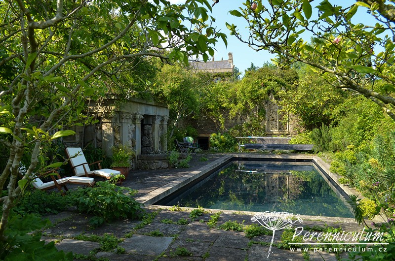 Zahrada v harmonii s okolní krajinou 8 Velmi vkusně zakomponovaný bazén, úplně skrytý a natřený příjemně tmavou modrozelenou barvou, která nekřičí jako některé uměle tyrkysové bazény.