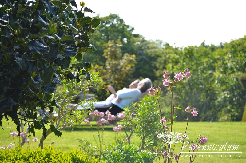 Zahrada v harmonii s okolní krajinou 4 Po hektických davech na londýnské Chelsea Flower Show, tohle bylo místo pro klidný odpočinek a vstřebávání okolní krásy.