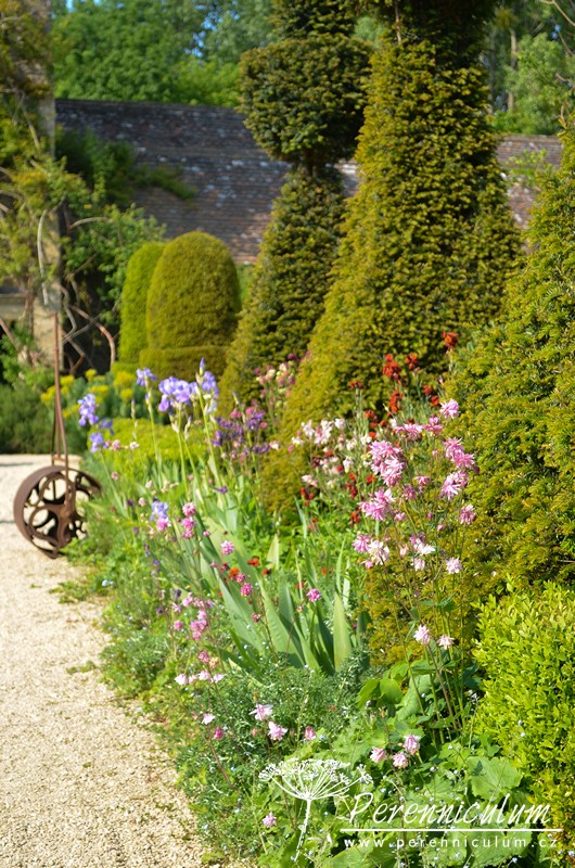 Zahrada v harmonii s okolní krajinou 19 Slunná terasa s trávníkem a chodníčky lemovanými bohatými trvalkovými výsadbami.