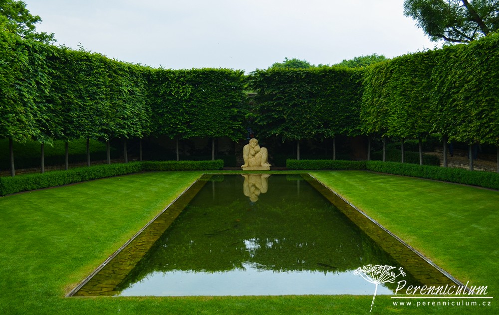 Příběh zahrady v Doyntonu 16 Klidný, kontemplativní prostor sjednocuje zelená barva dřevin a klidná zrcadlící se hladina kanálu.