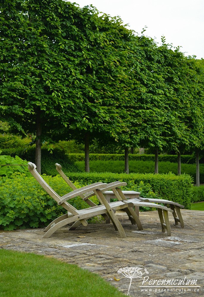 Příběh zahrady v Doyntonu 18 Lehátka na vyvýšeném pódiu umožňují pohled přes vodní kanál na sochu.