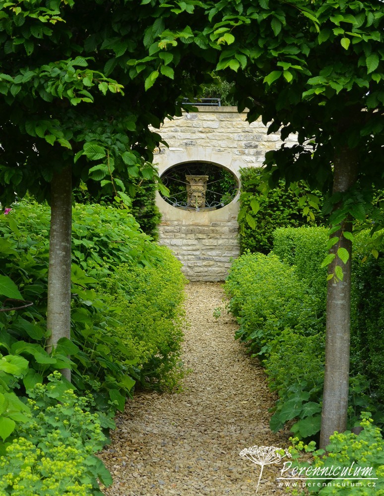 Příběh zahrady v Doyntonu 2 Průhledy a jejich zakončení hrají důležitou roli v kostře zahrady a jsou velmi citlivě rozvržené.