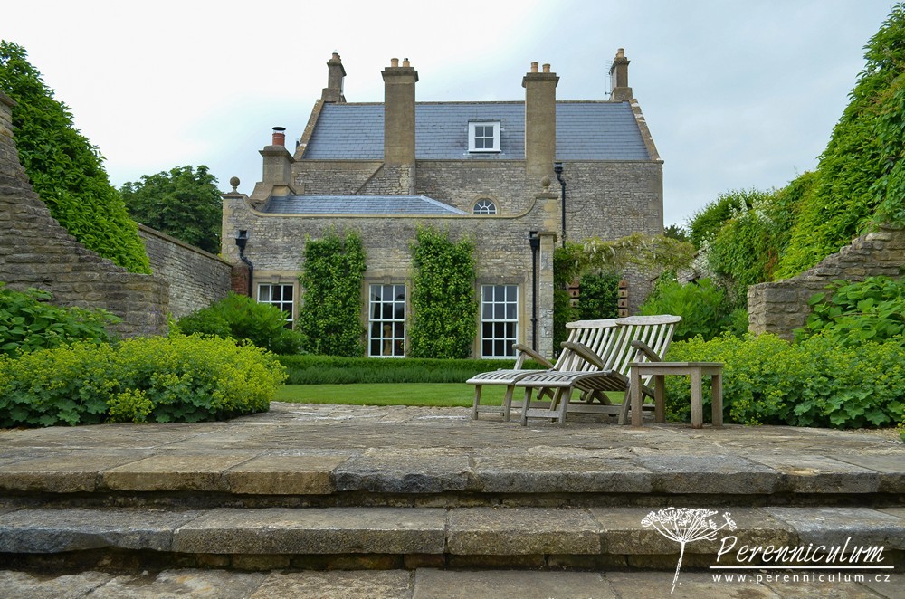 Příběh zahrady v Doyntonu 1 Manželé Edwina a Clive si přáli idylické místo na venkově, kde by mohli relaxovat od rušného Londýna a uspěchaného podnikatelského života.