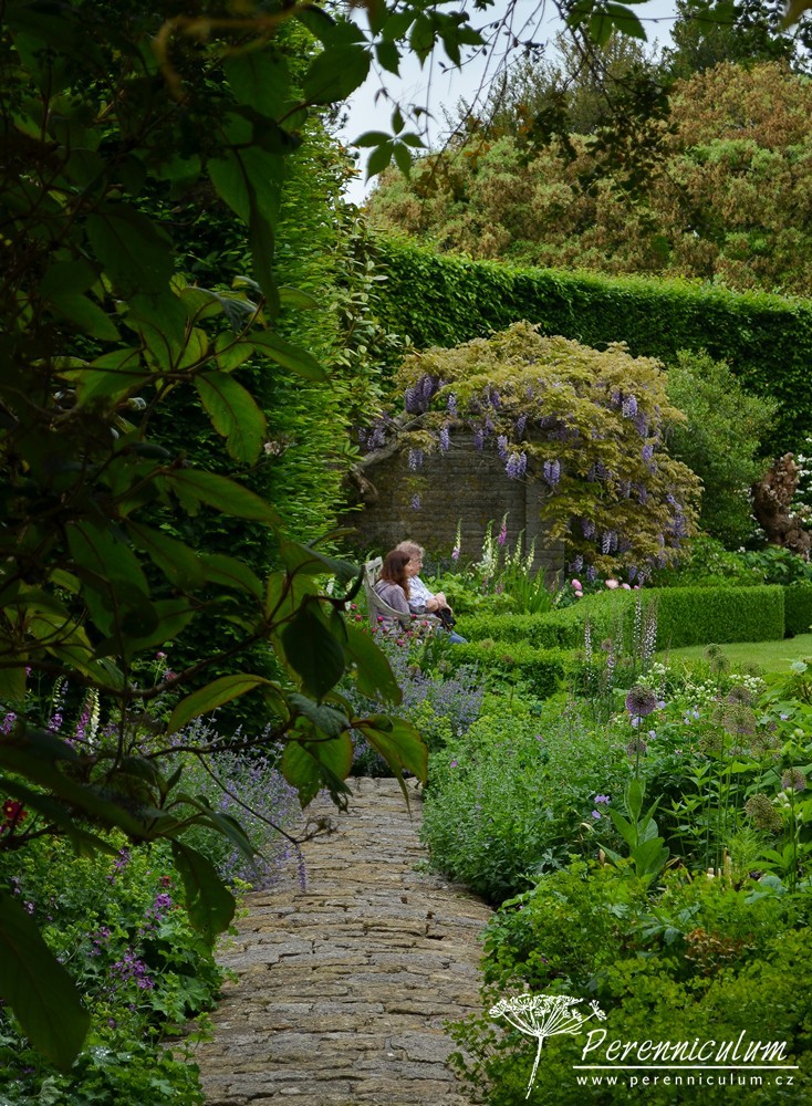 Příběh zahrady v Doyntonu 10 Skrz dubové dveře se projde z walled garden do otevřeného prostoru velkého trávníku lemovaného výsadbami.