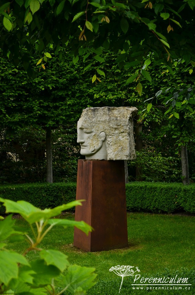 Příběh zahrady v Doyntonu 3 Anděl strážný, jak tuto sochu Edwina ve své knize nazývá, je z části opracovaný a z části neopracovaný kámen.