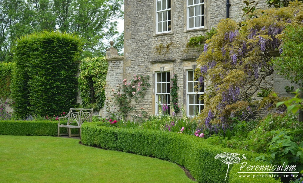 Příběh zahrady v Doyntonu 4 Trávník (Croque Lawn) lemují nízké buxusové plůtky, za nimiž bují trvalky a kvetoucí keře.
