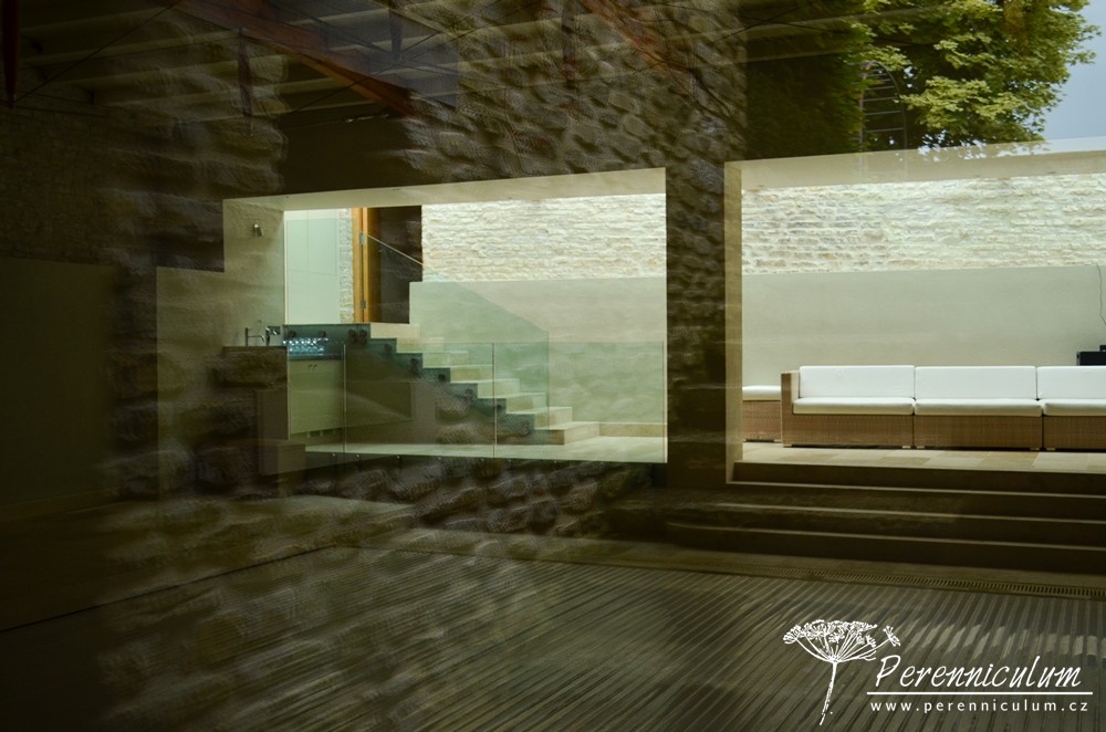 Příběh zahrady v Doyntonu 15 Dveřmi se dalo nahlédnout do budovy, bazén byl bohužel zakrytý. Na protější straně vedou schody do převlíkáren, přetvořené budově, která zvenčí přisedá na zeď walled garden.