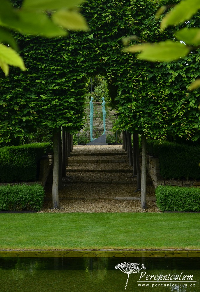 Příběh zahrady v Doyntonu 17 Pohled od vodního kanálu až do Růžové zahrady zakončuje socha dvou štíhlých postav.