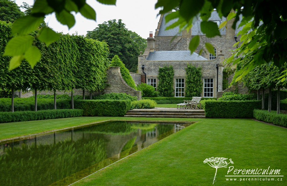 Příběh zahrady v Doyntonu 19 Pohled z druhé strany vodního kanálu zpět k domu s posezením.