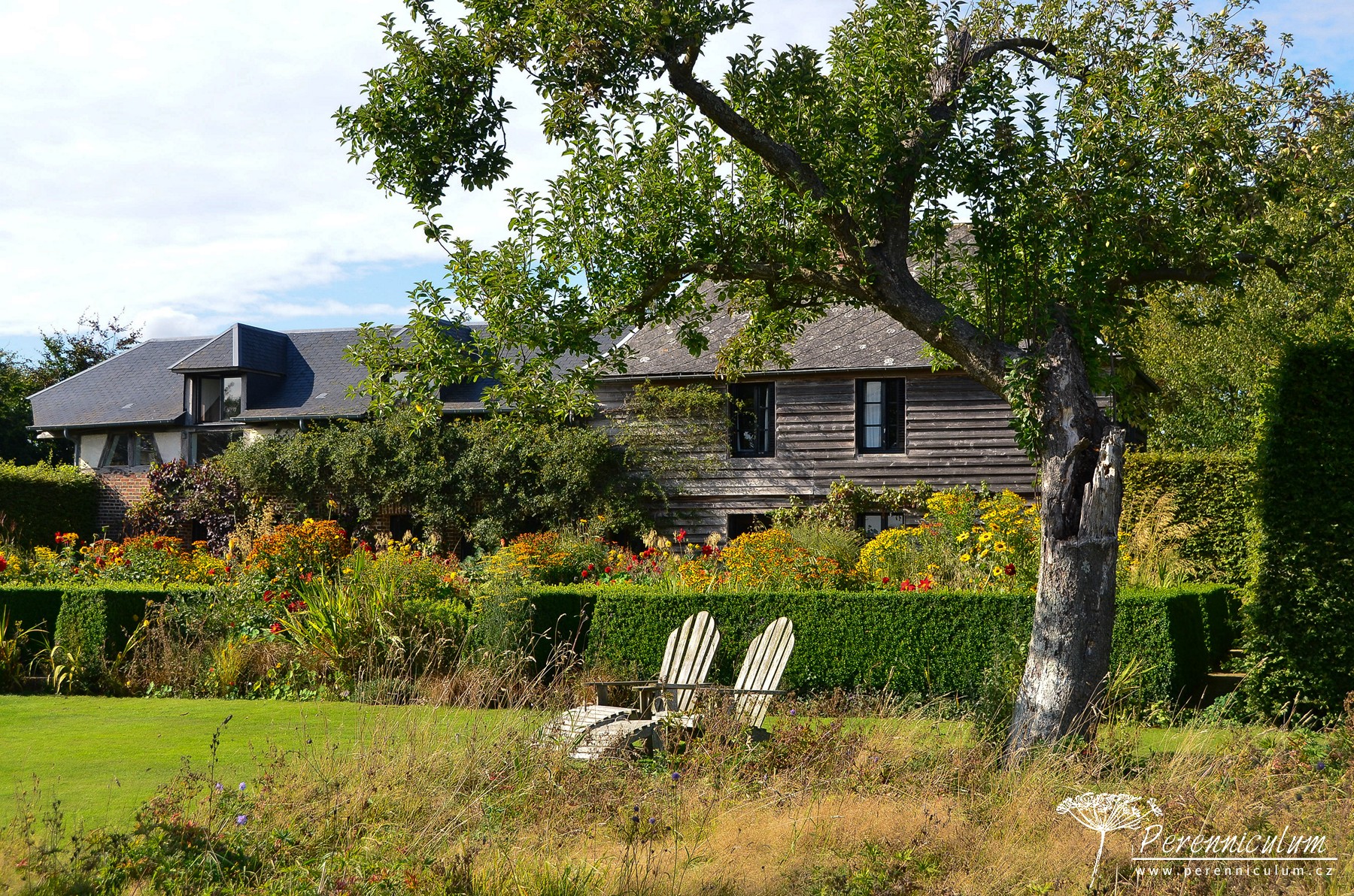 Le Jardin Plume - venkovské kouzlo s podtónem francouzské formální zahrady 21 Pohled ze sadu na dům a Letní zahradu.